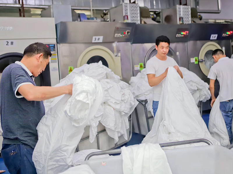 [毛巾消毒洗涤]酒店洗衣房工作人员如果正确的使用工业洗衣机进行布草的洗涤处理